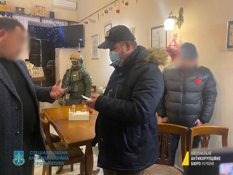 НАБУ викрило нардепа на отриманні 558 тис. грн хабаря, джерела кажуть, це слуга народу Кузьміних 04