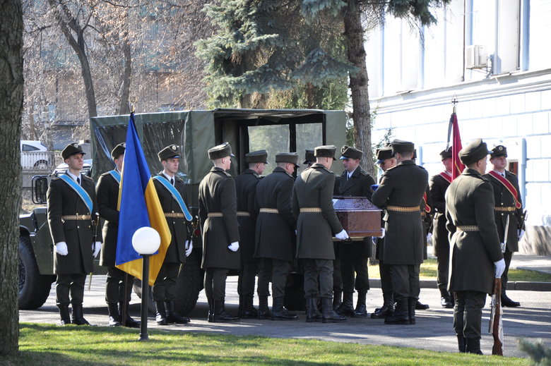 В Києві попрощалися із загиблим внаслідок російського обстрілу розвідником 30-ї ОМБр Антоном Сидоровим 08