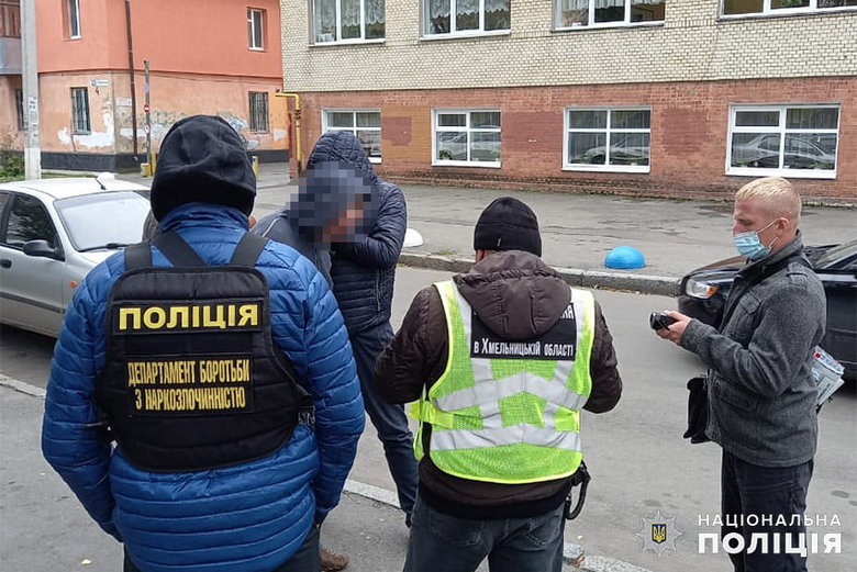 Сбывал наркотики на переменах: в Хмельницком задержали 38-летнего учителя местного лицея 01