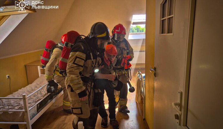 Геріатричний пансіонат горів у Брюховичах на Львівщині: врятовано 65 осіб. ФОТОрепортаж