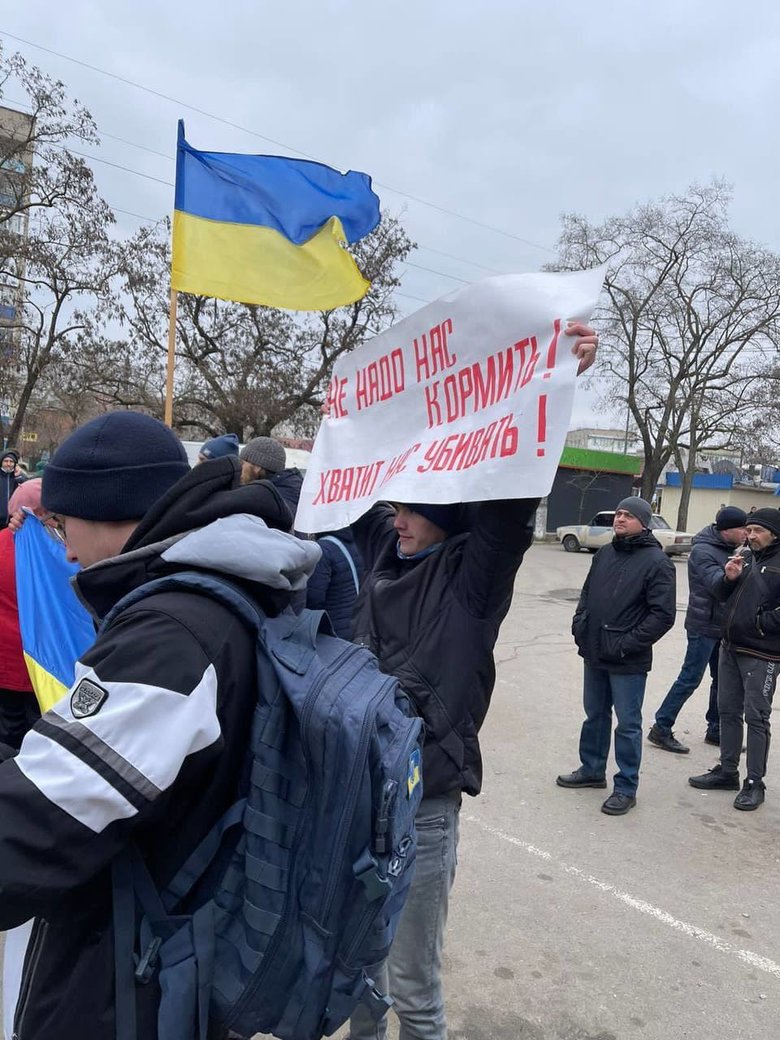 Не надо нас кормить! Хватит убивать!, - Бердянськ протестує проти окупантів та масово відмовляється від російської гуманітарки 03