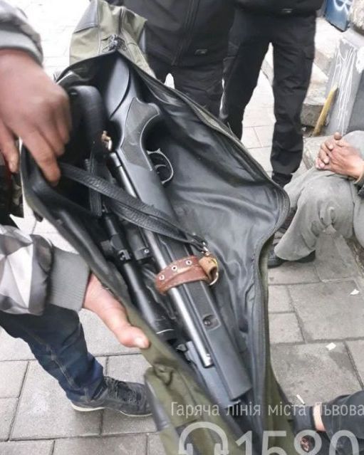 Правоохранители задержали в центре Львова пьяного бездомного с винтовкой 02