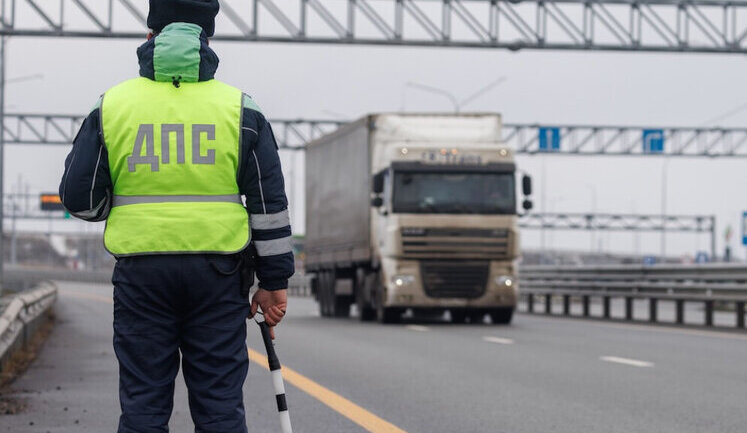 У Росії почали масово перевіряти фури на дорогах після атаки України на аеродроми