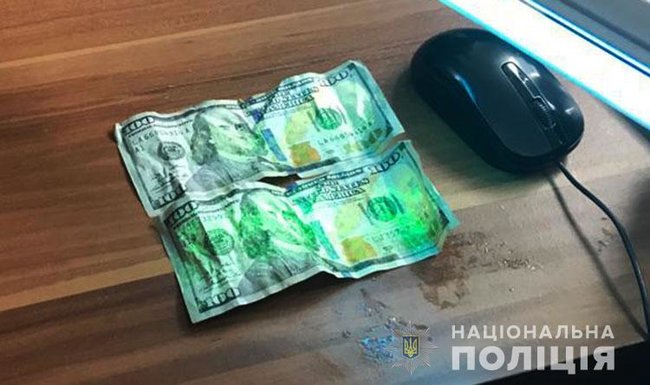 Во время задержания пограничник на Закарпатье пытался съесть взятку, - Нацполиция 02