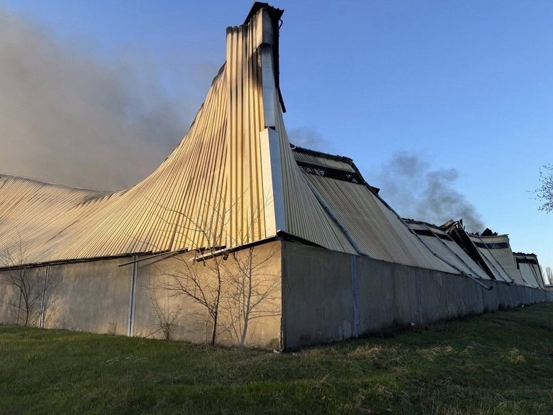 У Павлограді дрони влучили у склад: виникла пожежа