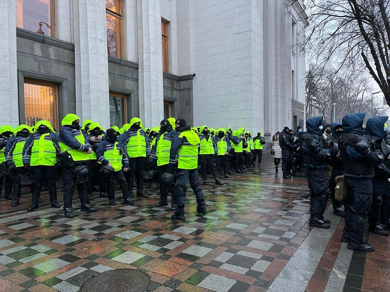 Сьогодні Рада заслухає послання Зеленського. Парламент під посиленою охороною поліції та Нацгвардії 03 Сьогодні Рада заслухає послання Зеленського. Парламент під посиленою охороною поліції та Нацгвардії 03