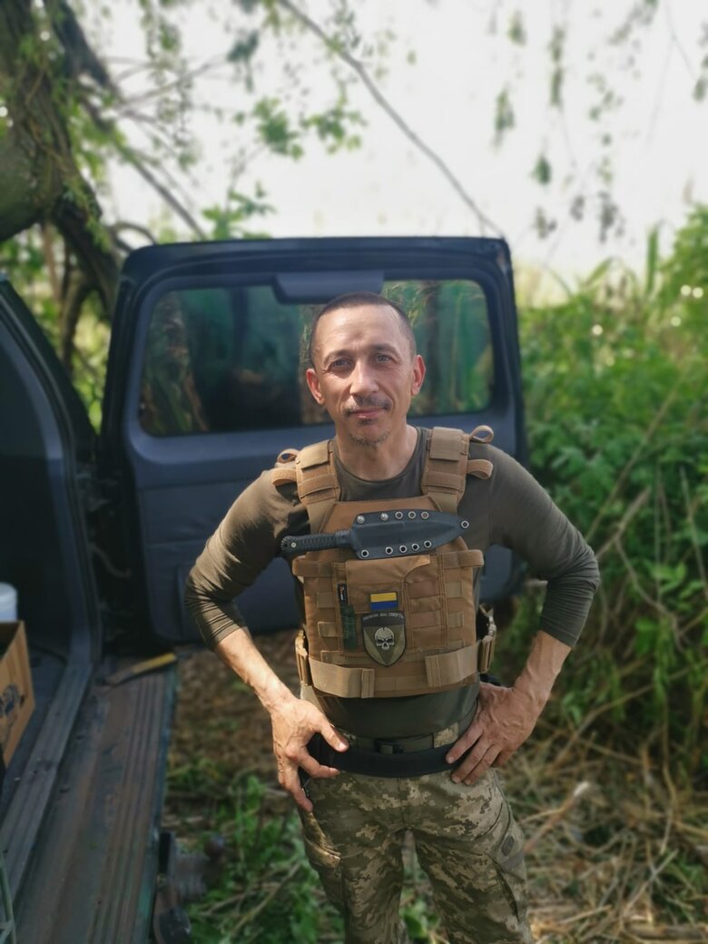 Олег Собченко: Раніше були такі чорнобаївські моменти, як-от у селі Козаровичі, де росіяни вперто ставали на одні й ті ж поля. Ми їздили туди майже через день колупати їх артою. Тут вже таких дурних росіян немає 06