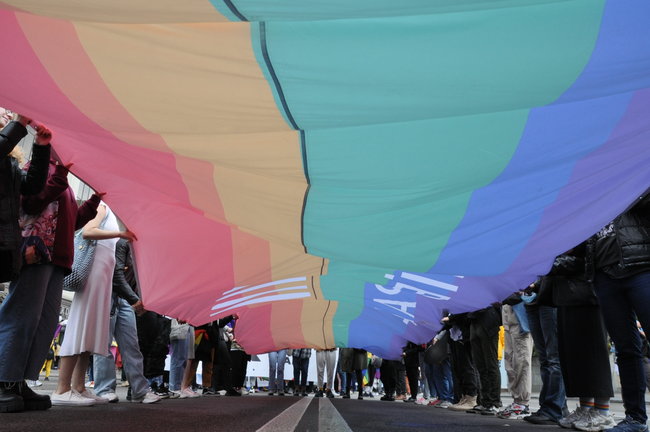 Руху ЛГБТ-маршу намагалася перешкодити жінка, яка лягла на асфальт і кричала про перетворення хлопчиків на геїв 40