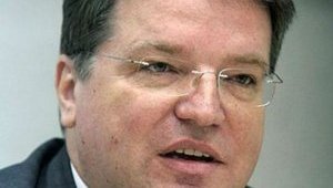 "Регионал" в прямом эфире нагрубил журналисту: "Вы не гражданин Украины, почему вы трогаете мой парламент?". ВИДЕО