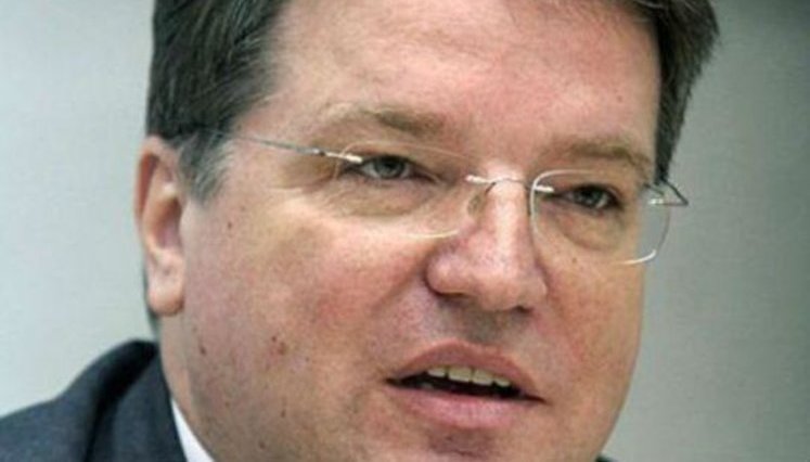"Регионал" в прямом эфире нагрубил журналисту: "Вы не гражданин Украины, почему вы трогаете мой парламент?". ВИДЕО