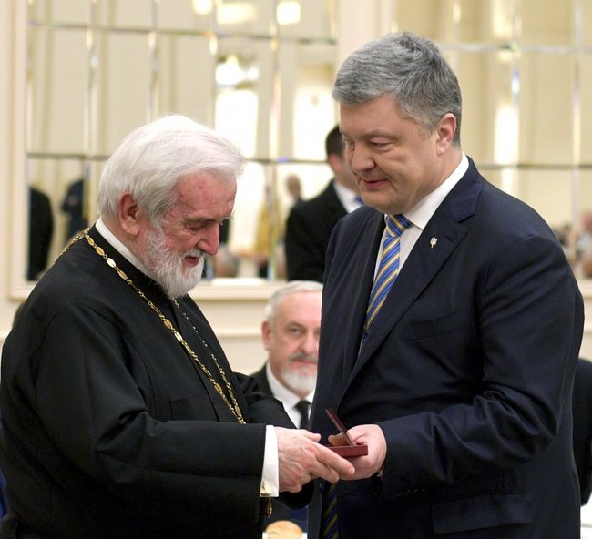 Порошенко вручил государственные награды представителям Вселенского Патриархата 04