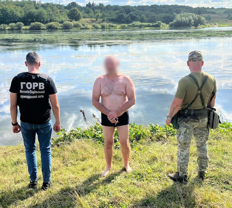 Молдованин на спір переплив Дністер