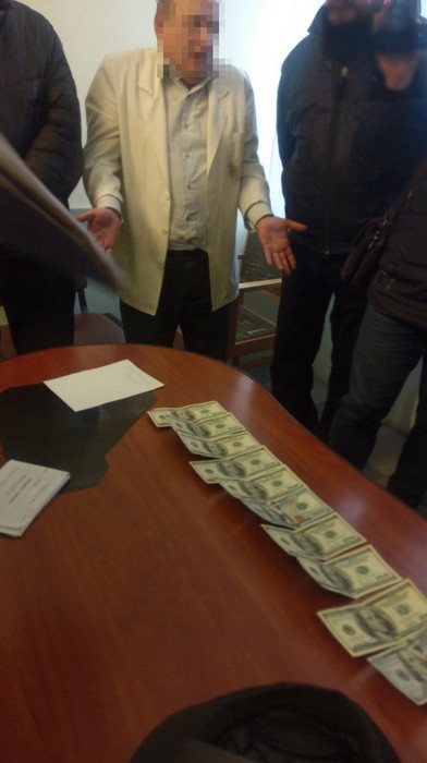 Лікаря Академії сухопутних військ у Львові затримали на хабарі в тисячу доларів 01