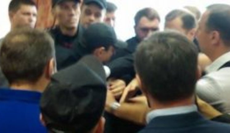 MP Liashko put up fight with prosecutors at MP Mosiichuk's trial. PHOTO