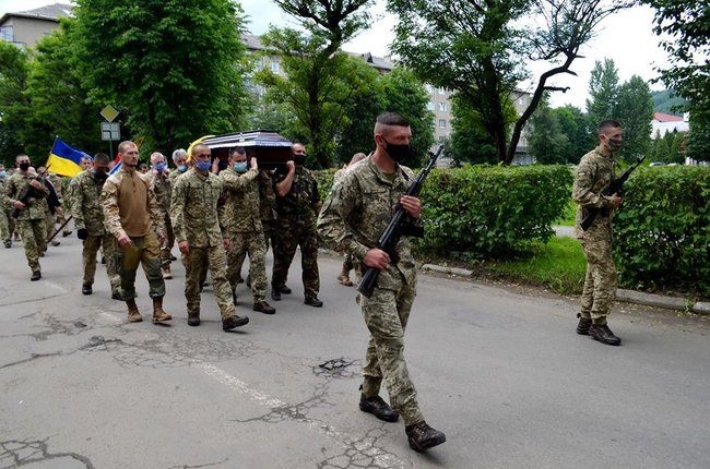 В Івано-Франківській області попрощалися з трагічно загиблою волонтеркою-парамедиком Іриною Шевчишин 26