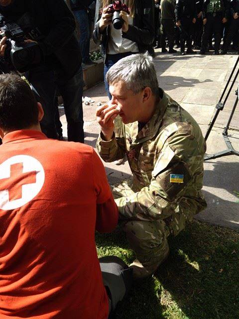 Вилкуловские титушки совместно с полицейскими избили защитников Украины в Днепре, - нардеп Денисенко 01