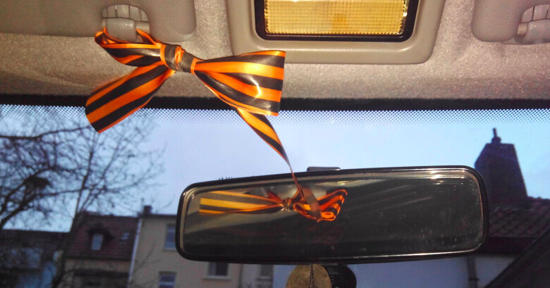 Россиянина в Эстонии заставили выбросить георгиевскую ленту и заплатить штраф 01 Россиянина в Эстонии заставили выбросить георгиевскую ленту и заплатить штраф 01