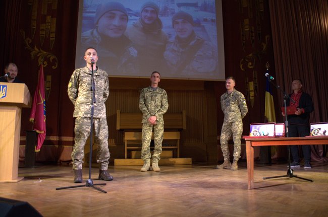 Воїни приїхали отримати орден прямо з окопів під ДАП. Народний Герой України: репортаж із Сум 23 Воїни приїхали отримати орден прямо з окопів під ДАП. Народний Герой України: репортаж із Сум 23