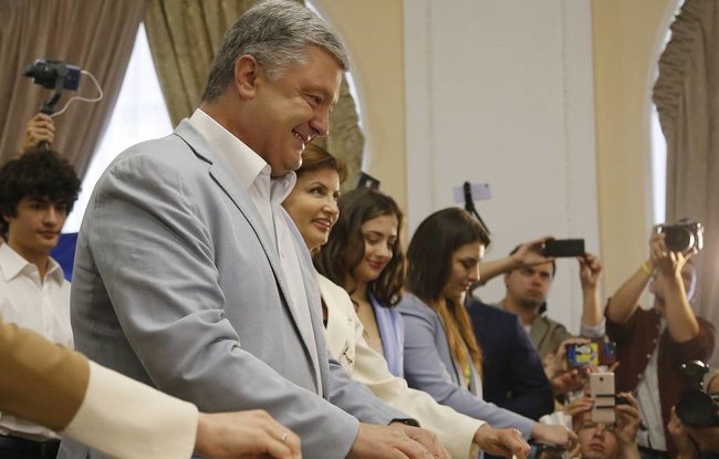Порошенко проголосував у Києві: Голосував за ЄС і НАТО 01 Порошенко проголосував у Києві: Голосував за ЄС і НАТО 01