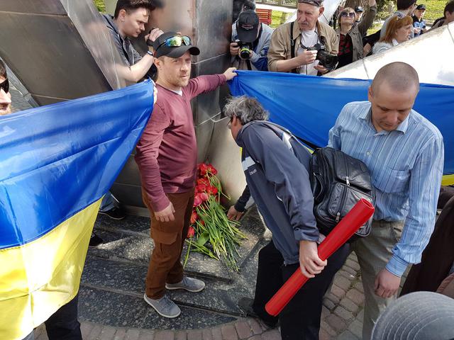 На першотравневій демонстрації в Харкові вимагали зупинити АТО: виник конфлікт 02 На першотравневій демонстрації в Харкові вимагали зупинити АТО: виник конфлікт 02