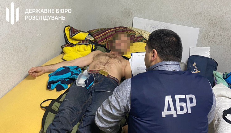 У Самборі затримано працівників військкомату, які знущались з незаконно утримуваного ними чоловіка, - ДБР. ВІДЕО+ФОТОрепортаж