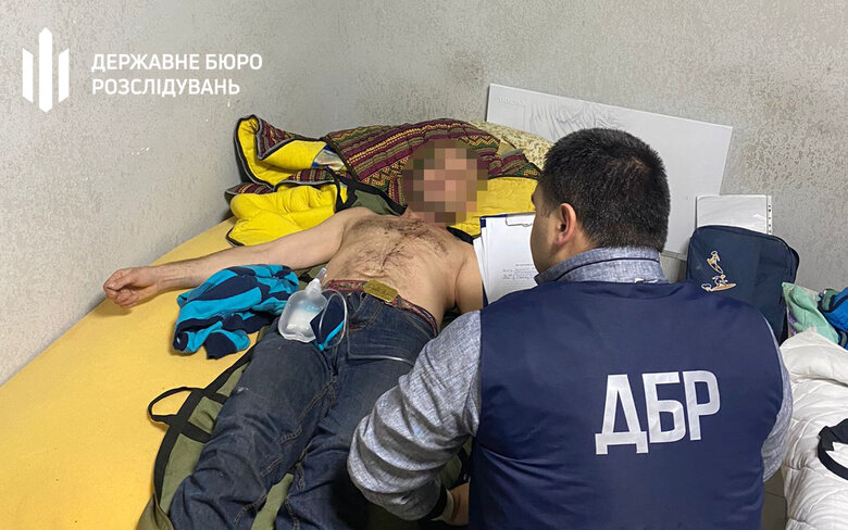 У Самборі затримано працівників військкомату, які знущались з незаконно утримуваного ними чоловіка, - ДБР 02