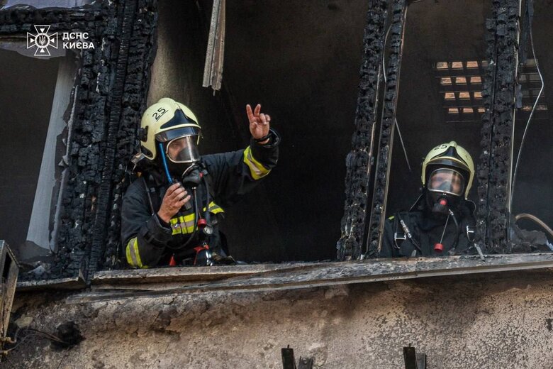 У Києві рятувальники ліквідували пожежу в офісній будівлі