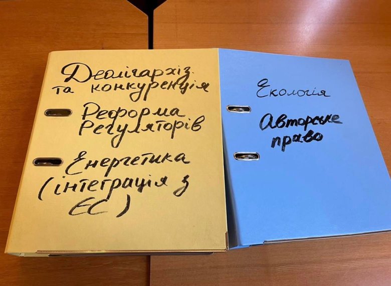 Послання Зеленського, пильний погляд та сміх Разумкова, плакати ЄС і невтішне пророцтво Бурміча: робота Ради 1 грудня 14