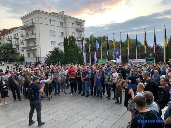 Коли ми їздили у ДАП через сєпарський блокпост я думав, що це дно. Я помилявся: як військові пікетували Офіс президента 02