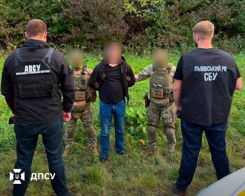 Draft dodgers in uniform and a flight to Moldova: a trafficker has been exposed in the Lviv region