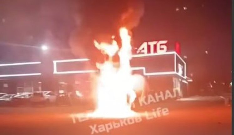 В Харькове взорвался автомобиль возле супермаркета
