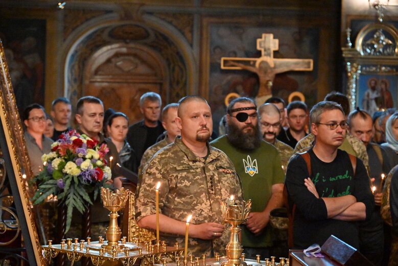 Із бойовим медиком Євгеном Бешлягою, який загинув під Бахмутом під час здійснення евакуаційної місії, попрощалися у Києві 38