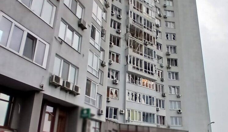 Последствия дроновой атаки РФ на Киев: повреждены многоэтажка и автомобили. ФОТОРЕПОРТАЖ