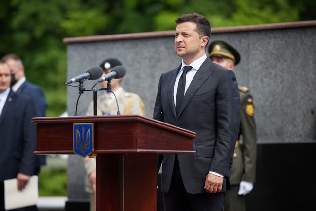 Ми часто зустрічаємося на фронті, - Зеленський вручив дипломи випускникам Національного університету оборони імені І. Черняховського 01