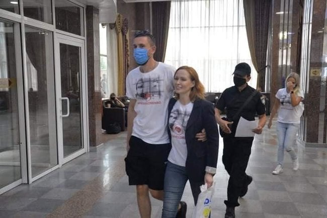 Кузьменко заручилася з цивільним чоловіком 02