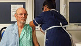 От инсульта умер 81-летний британец, которого одним из первых привили от COVID-19