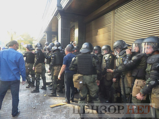 Під час мітингу під ГПУ проти екстрадиції в РФ Тумгоєва сталися сутички: мітингувальники бють вікна, їх у відповідь поливають водою зі шлангів 47