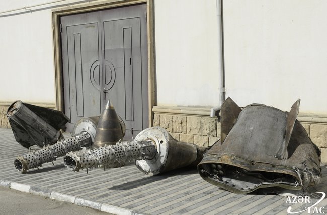 В Азербайджані продемонстрували уламки російських ракет Іскандер, застосованих у Нагірному Карабасі 01