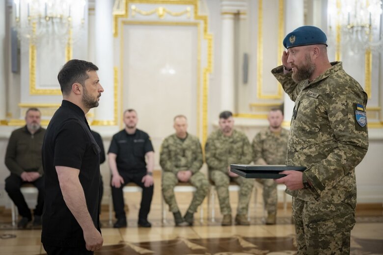 Зеленський вручив нагороди військовим