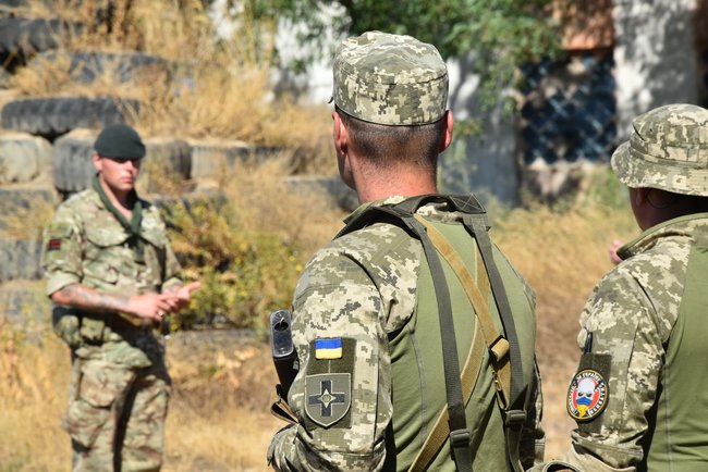 Британські інструктори тренують бійців 28 ОМБр 03