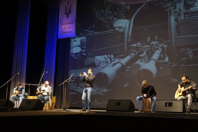 Лідер гурту Тимчасова Назва, гравець Що? Де? Коли? донеччанин Володимир Улахович: Біда Донецька в тому, що, опинившись перед доленосним вибором, місто вирішило не робити його зовсім. І цей вибір зробили за нього 07