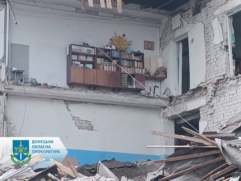 Рашисти вдарили по школі на Донеччині: Загинула вчителька та бухгалтерка, 6 осіб дістали поранення 05