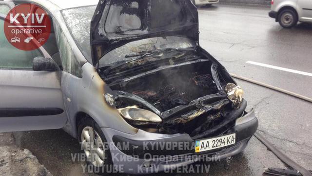 У Києві на ходу загорівся автомобіль 04