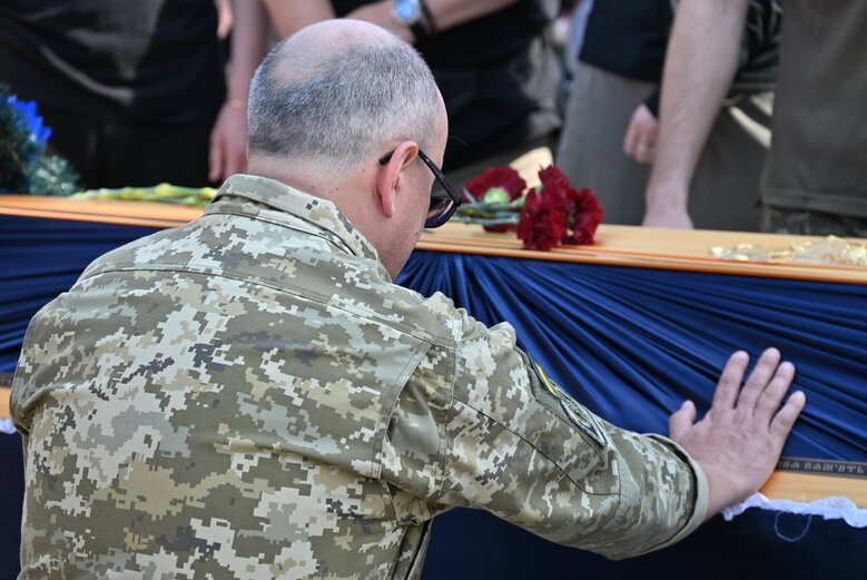 Із загиблим воїном, майданівцем Павлом Каленіченком попрощалися на Майдані Незалежності 24