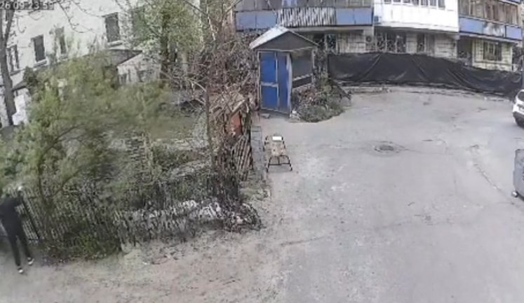 Чоловік утік з приміщення ВЛК на території ТЦК Києва й впав у котлован, він у лікарні