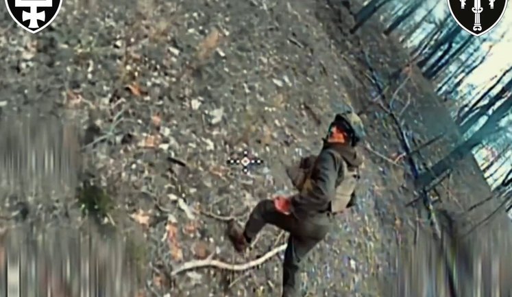 Дронари SIGNUM ударными дронами ликвидировали рашиста и разорвали его амуницию на клочья. ВИДЕО