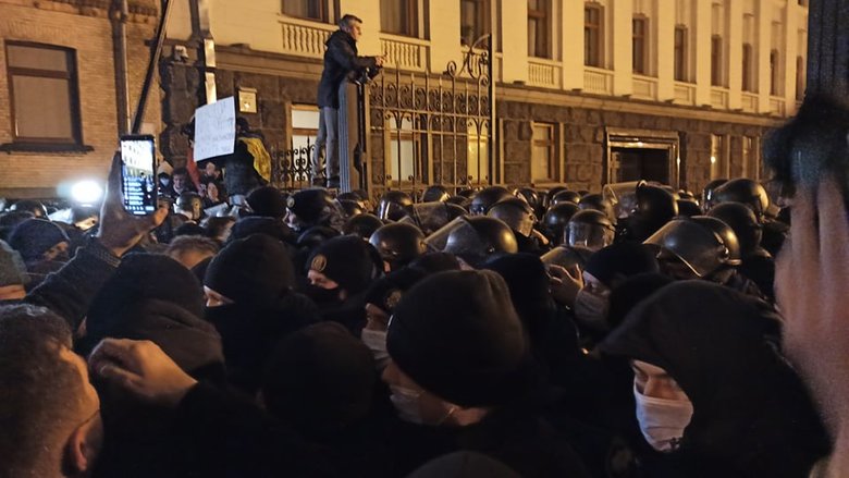 Щурів на Банковій нудить: Активісти вирушили під будівлю Офісу Президента, сталися сутички 25