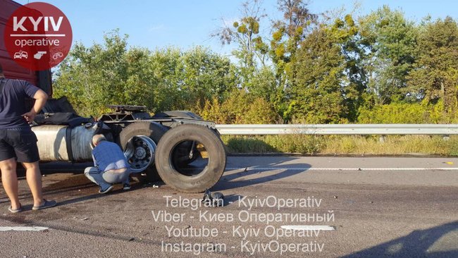 Фура с яблоками перевернулась на трассе Киев-Харьков: водитель погиб 03