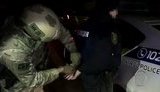"Спокійно! Руки на торпеду! Не лізьте до зброї!", - співробітники СБУ затримали групу харківських патрульних на хабарі понад 20 тисяч гривень. ВIДЕО
