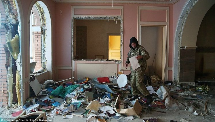 "They stole almost everything," - The Daily Mail published photos of looted Pshonka's mansion. PHOTOS